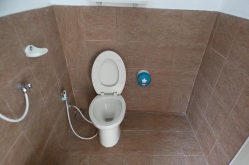 Ban Ao YaiAo Yai Homestay的浴室设有淋浴间和卫生间。