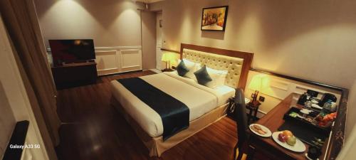 班加罗尔Nambiar Club Bellezea的酒店客房,配有床和电视