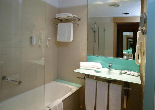 卡斯特利翁-德拉普拉纳卡斯特利翁欧罗酒店的带浴缸、水槽和淋浴的浴室