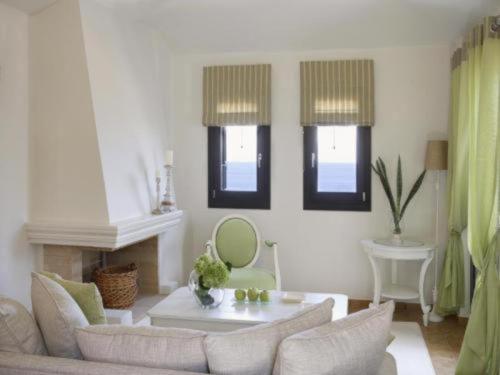 梅加利阿莫斯Aegean Suites的客厅配有沙发和桌子