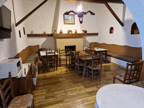 阿尔玛格鲁LA CASA DE JULIA的一间带桌椅和壁炉的用餐室