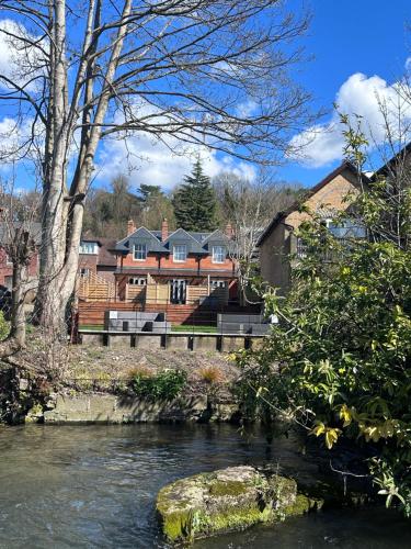 温彻斯特Beautiful house on the River Itchen的享有河流美景,拥有房子的背景