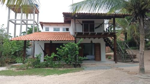 阿廷斯Casa Serena的海滩上一棵棕榈树的房子