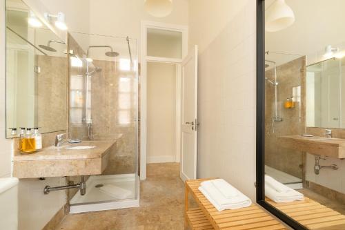 萨尔堡Alcácer House的一间带两个盥洗盆和淋浴的浴室