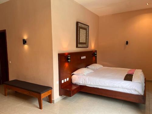 克里比Villa 4 Chambres avec piscine sur Kribi的一间卧室配有一张床和一张桌子