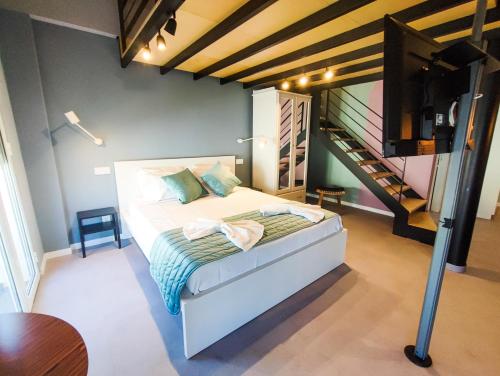 丰沙尔Social Lodge - Happiness的一间卧室设有一张床和一个楼梯