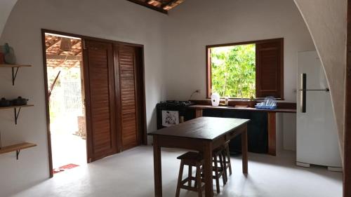 阿廷斯Casa Serena的厨房配有木桌和冰箱。