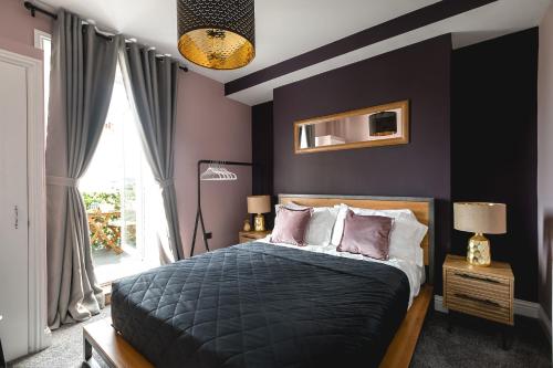 布莱顿霍夫Central Brighton few Steps from Brunswick Square的一间卧室设有紫色的墙壁和一张带枕头的床