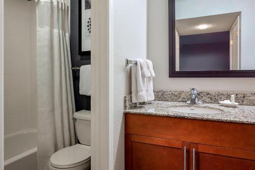 欧文达拉斯拉斯科利纳斯旅居酒店的一间带水槽、卫生间和镜子的浴室