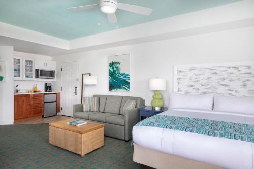 奥兰多哈勃尔湖万豪酒店的一间卧室配有一张床、一张沙发和一把椅子