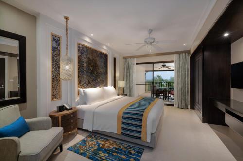 迈考海滩迈考海滩万豪酒店- 普吉岛的一间卧室配有一张床、一张沙发和一台电视。