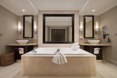 迈考海滩迈考海滩万豪酒店- 普吉岛的浴室配有两个盥洗盆和浴缸。