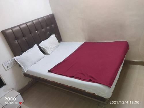 孟买Hotel janata Residency的床上有红毯