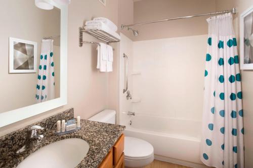 阿尔伯克基TownePlace Suites by Marriott Albuquerque Airport的一间带水槽、卫生间和淋浴的浴室