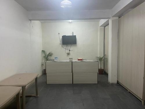 海得拉巴Abuzz OxfordCaps, Genome Valley Hyderabad的客房设有书桌和墙上的电视
