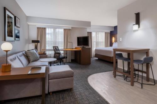 奥斯汀南奥斯丁原住客栈的酒店客房设有一张沙发和一张床