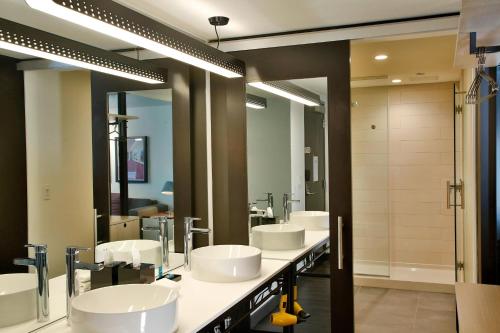 芝加哥Aloft Chicago Mag Mile的浴室设有4个水槽和一排镜子
