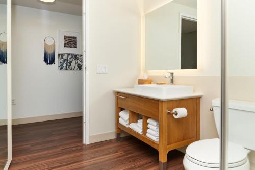 查塔努加Element Chattanooga East Marriott的一间带水槽和卫生间的浴室