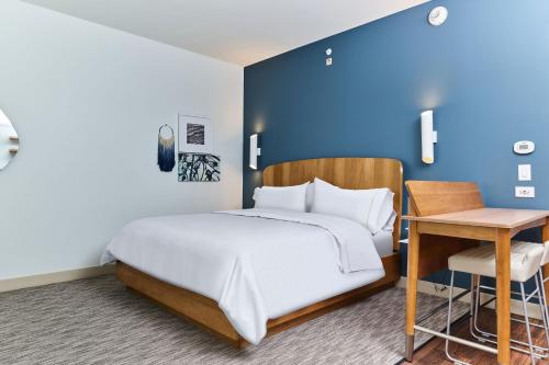 查塔努加Element Chattanooga East Marriott的一间卧室配有一张蓝色墙壁的床