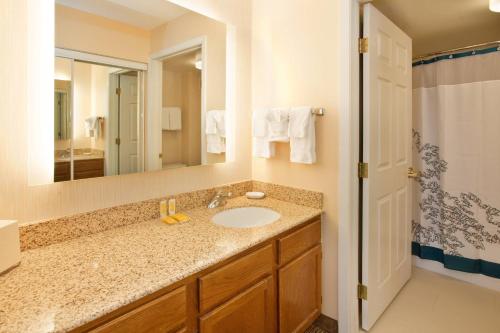 斯塔福德Residence Inn Houston Sugar Land/Stafford的一间带水槽和镜子的浴室