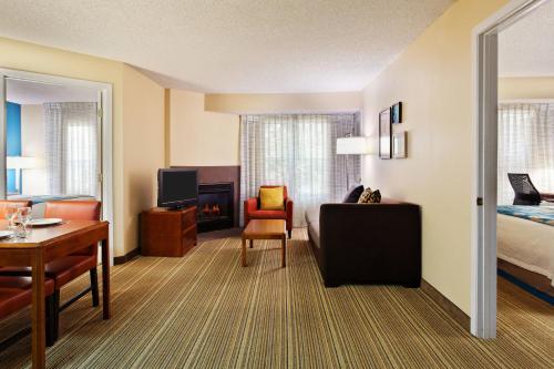 斯塔福德Residence Inn Houston Sugar Land/Stafford的配有一张床和一张书桌的酒店客房