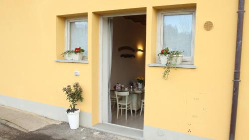 佛罗伦萨奥利弗住宿加早餐旅馆的黄色房子,门廊上设有桌子