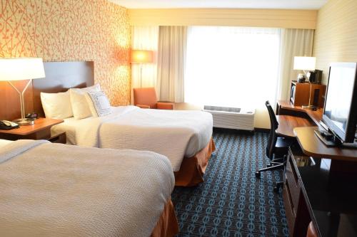 宾厄姆顿Fairfield Inn by Marriot Binghamton的酒店客房设有两张床和一台平面电视。