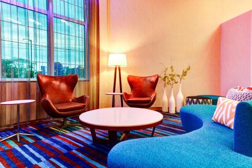 海恩尼斯费尔菲尔德万豪凯普科德角海恩尼斯旅馆和套房的客厅配有椅子、沙发和桌子