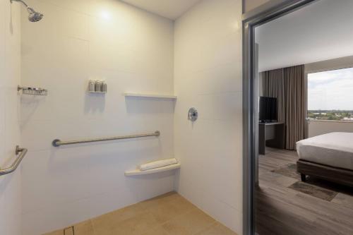 坎昆Residence Inn by Marriott Cancun Hotel Zone的带淋浴的浴室和客房内的一张床