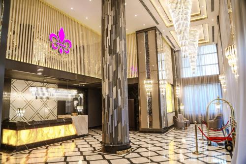 巴库Iris Hotel Baku - Halal Hotel的大堂的天花板上设有粉红色蝴蝶