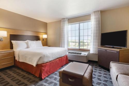布鲁姆菲尔德万豪波尔德布鲁姆菲尔德/英特罗肯广场套房酒店的配有一张床和一台平面电视的酒店客房