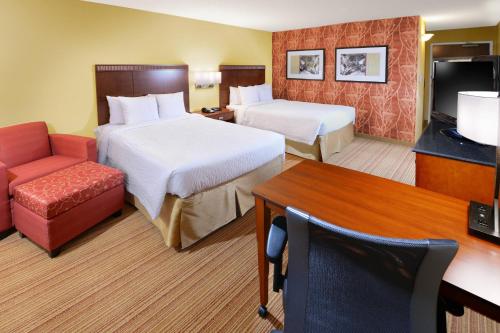 普莱诺Courtyard by Marriott Dallas Plano in Legacy Park的酒店客房设有两张床和电视。