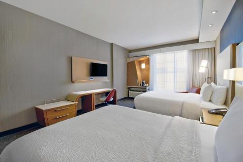 纳什维尔纳什维尔青山万怡酒店的酒店客房设有两张床和电视。
