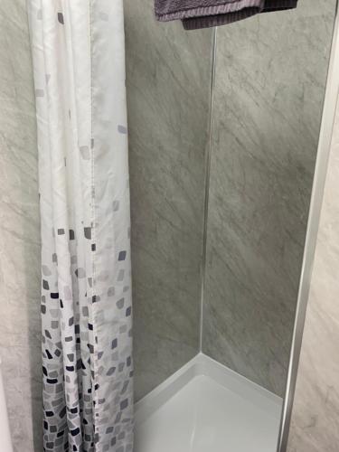 布莱克浦The Woodleigh family hotel的浴室内配有白色淋浴帘。