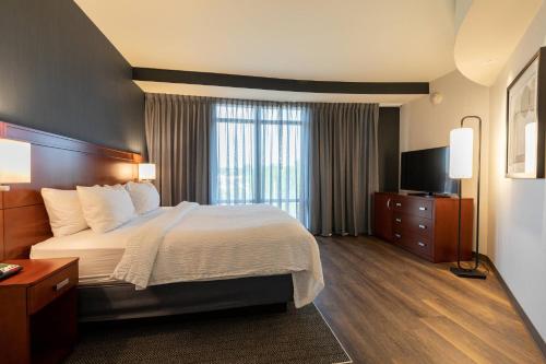 辛辛那提万怡酒店 - 辛辛那提市中心/卢克伍德的酒店客房设有一张大床和一台电视。