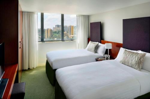 亚的斯亚贝巴斯亚贝巴万豪行政公寓亚 的酒店客房设有两张床和窗户。