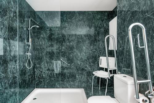 巴达霍斯巴达霍斯万豪AC酒店的带淋浴、卫生间和盥洗盆的浴室
