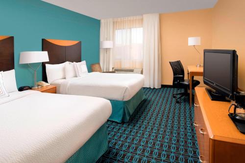 阿尔伯克基波特兰机场万豪费尔菲尔德套房酒店的酒店客房设有两张床和一台平面电视。
