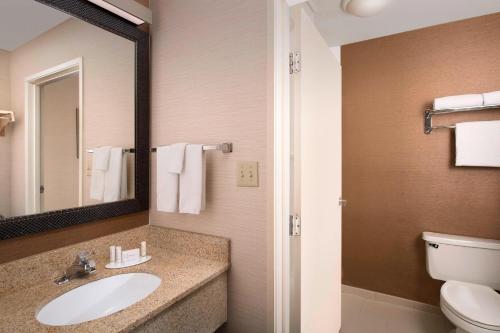 阿尔伯克基波特兰机场万豪费尔菲尔德套房酒店的一间带水槽、卫生间和镜子的浴室