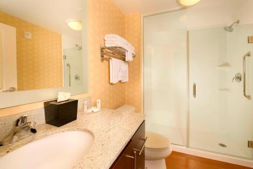 布里奇波特布里奇波特克拉克斯堡万豪广场套房酒店的一间带水槽和淋浴的浴室