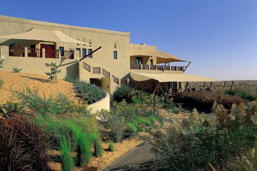 Murquab迪拜阿玛哈豪华精选沙漠水疗度假酒店的沙漠中一座大建筑