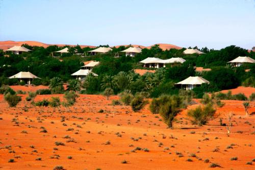 Murquab迪拜阿玛哈豪华精选沙漠水疗度假酒店的沙漠中一群红沙小屋