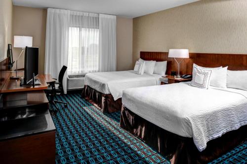 兰辛伊斯特伍德兰辛费尔菲尔德万豪酒店的酒店客房设有两张床和电视。