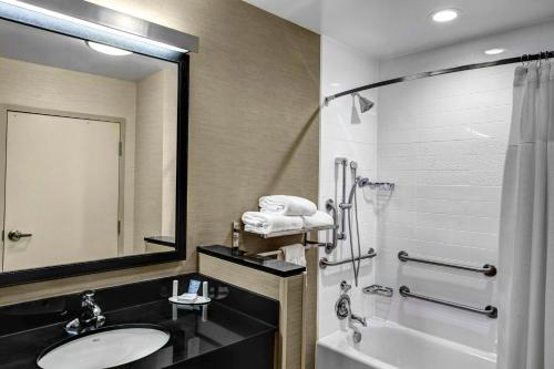 兰辛伊斯特伍德兰辛费尔菲尔德万豪酒店的一间带水槽、浴缸和镜子的浴室