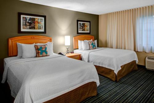 亚特兰大亚特兰大巴克黑德广场套房酒店的酒店客房设有两张床和窗户。