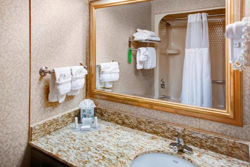 亚特兰大亚特兰大巴克黑德广场套房酒店的浴室配有盥洗盆、镜子和毛巾