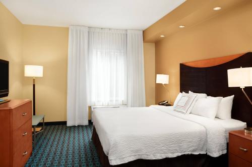 圣奥古斯丁圣奥古斯丁I-95费尔菲尔德万豪套房酒店的酒店客房设有一张大床和一台电视。