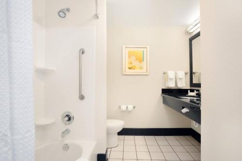 圣奥古斯丁圣奥古斯丁I-95费尔菲尔德万豪套房酒店的白色的浴室设有卫生间和水槽。