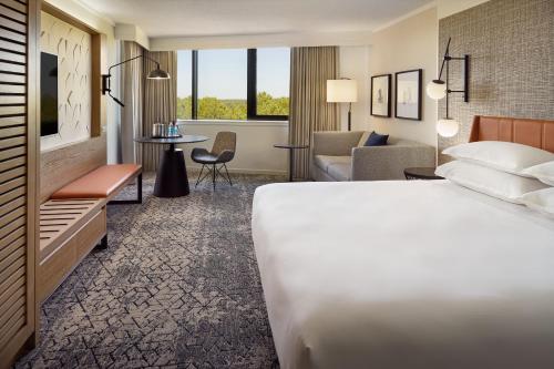 达拉姆达勒姆机场三角研究园喜来登帝国酒店的酒店客房设有床和客厅。