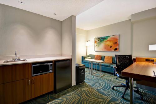 林夕昆高地SpringHill Suites by Marriott Baltimore BWI Airport的酒店客房设有厨房和客厅。